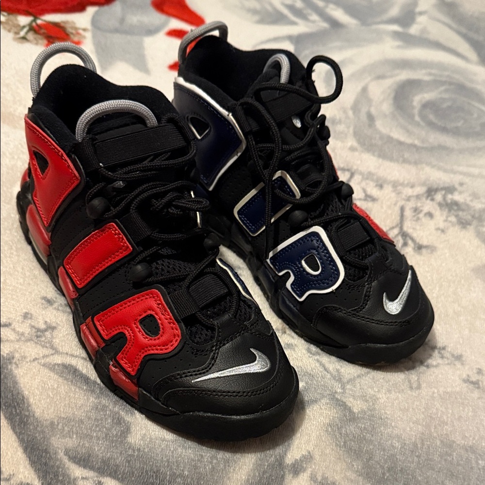 Kids Black, Red, and Blue Sneakers usados Only two sets